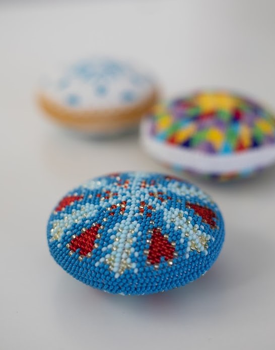 Háčkovaná korálková mandala – Srdiečka (6 cm) – Obrázok 5