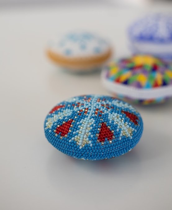 Háčkovaná korálková mandala – Srdiečka (6 cm) – Obrázok 3