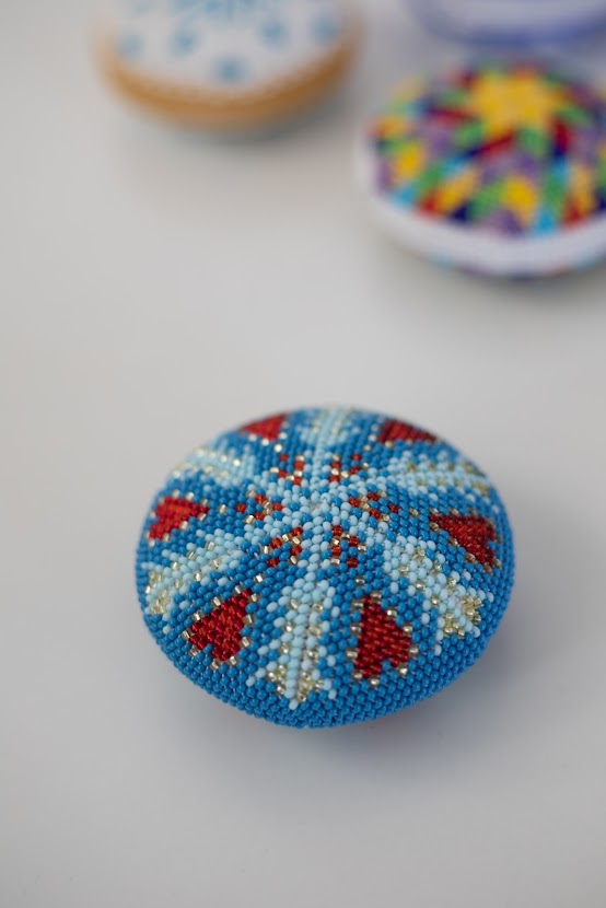 Háčkovaná korálková mandala – Srdiečka (6 cm)