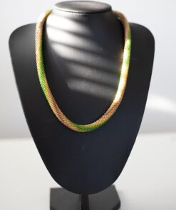 Háčkovaný náhrdelník – Zelenohnedý tón prírody (50 cm)