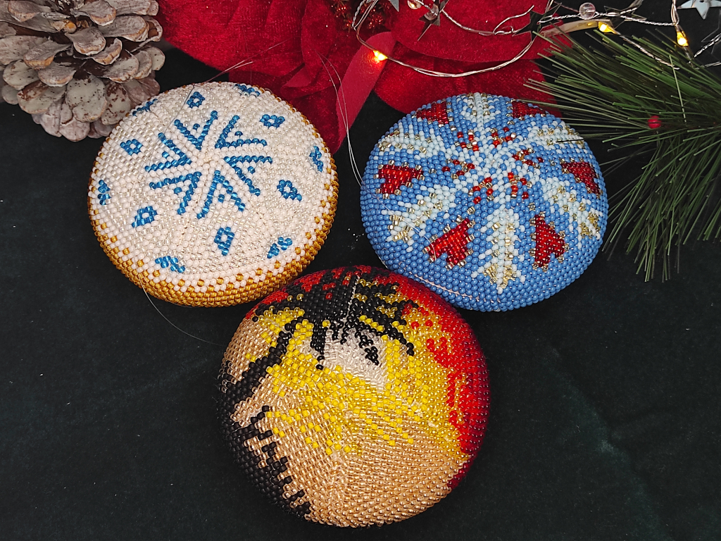 Háčkovaná korálková mandala – Srdiečka (6 cm) – Obrázok 7